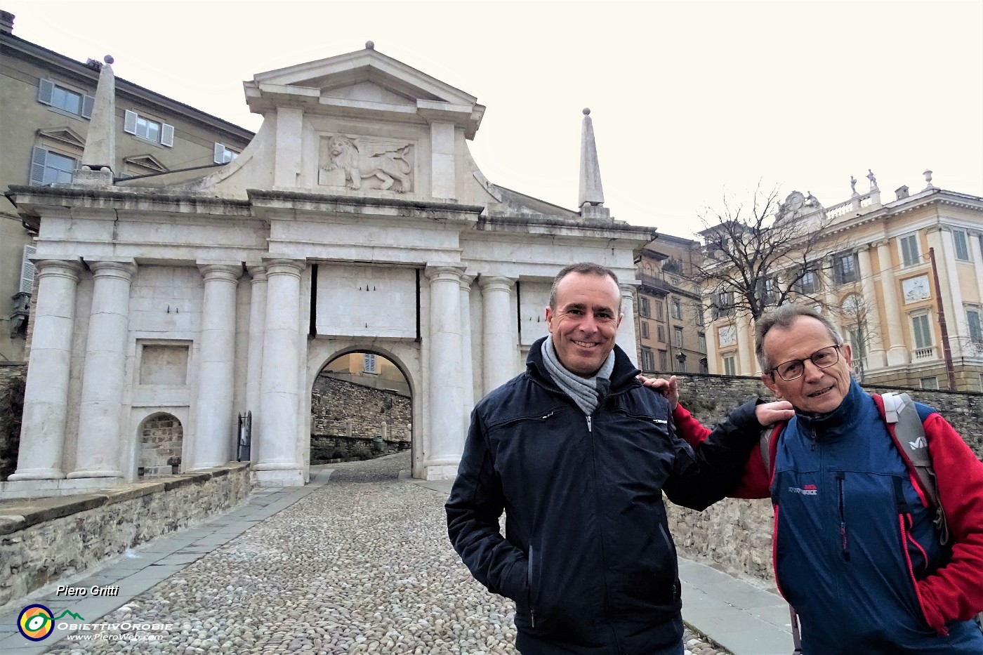 88 Scendo dalle Mura  con l'amico Cristian.JPG